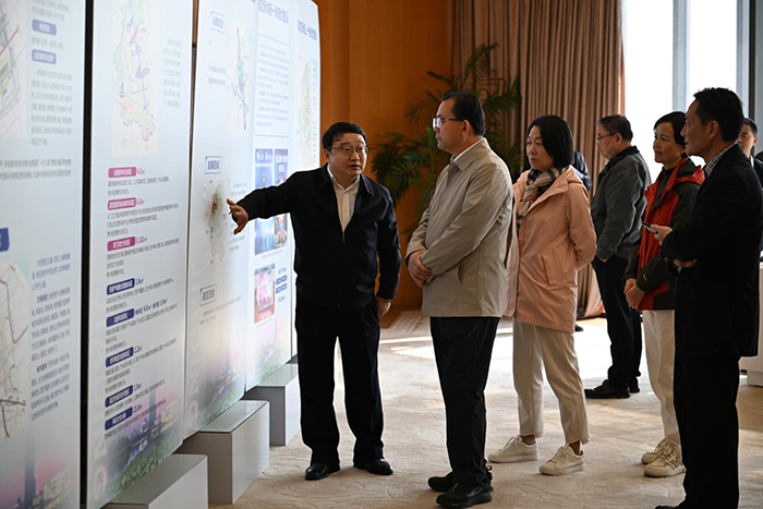 浦東新(xin)區(qu)政協主(zhu)席姬兆亮一(yi)行赴嘉定新(xin)城(cheng)參觀交流